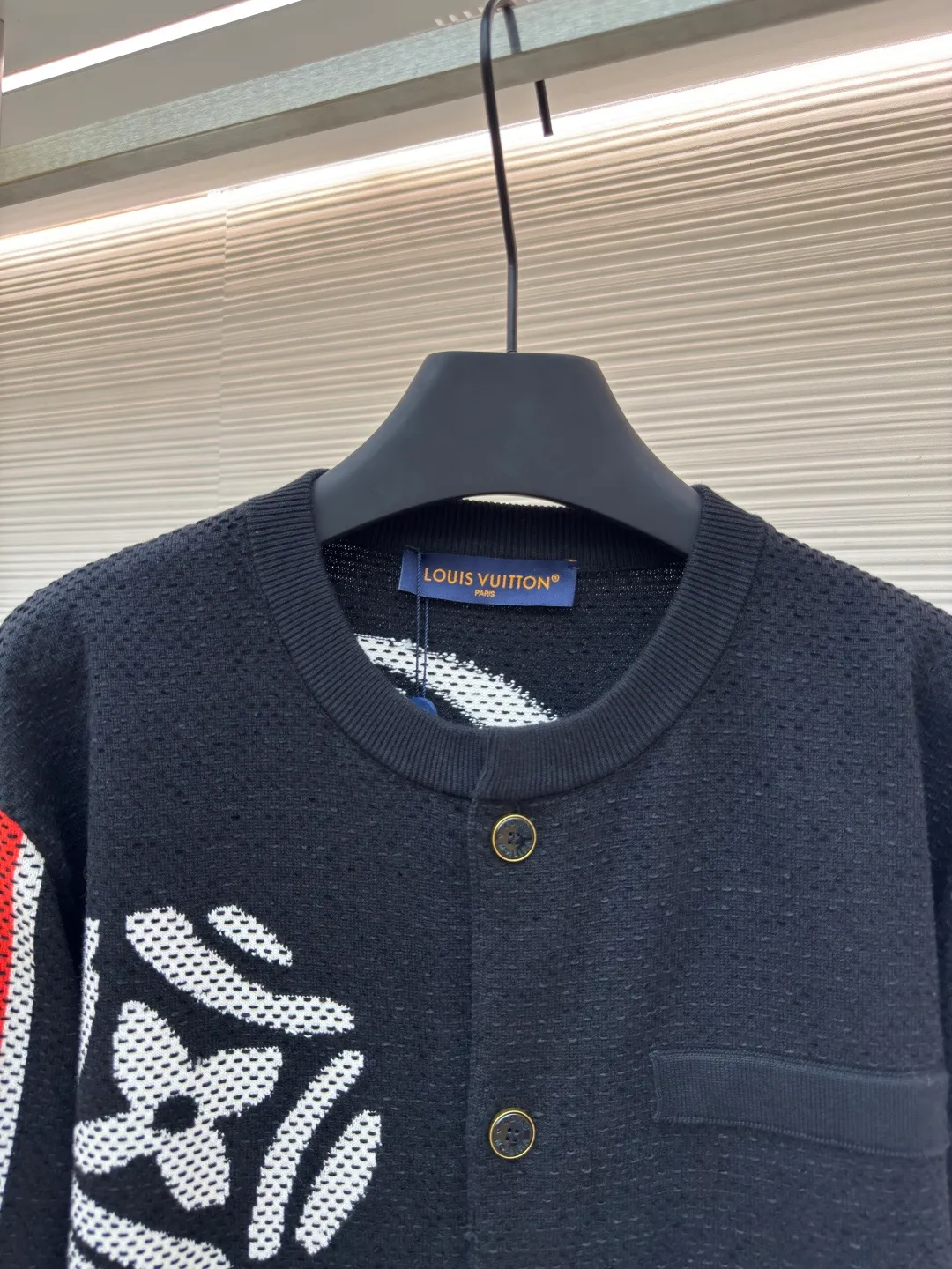 LOUIS VUITTON x Nigo polka dot pattern knitted sweater ●Authentic product: Purchased and developed at 19400 ●Item number: 1680152-D05 ●Fabric: woolen material ●Technology: knitted ●Version: fitted version ●Weight: about 600 grams ●Size: XS-S-M-L ●Description: Made of imported pure cotton fabric customized by YB, it has excellent skin-friendliness and no burden when worn next to the body. It brings the ultimate comfort experience and has good breathability. You will not feel stuffy even if you wear it for a long time; the pattern design is unique, and the printed pattern on the chest uses complex computer technology to present the texture. Clear and three-dimensional; the stripe decoration technology is superb, the red and white stripes are neatly arranged along the cuffs and hem, the color contrast is sharp and the transition is natural, showing the attention to detail; the pockets and buttons are carefully installed, the position is precise, strong and durable, the overall routing is straight and delicate, the fabric is comfortable and soft, the color is consistent and there is no color difference It can be matched with the same style to create a fashionable look, and can be used in various occasions. Customized accessories, complete with three standards, same style for men and women!